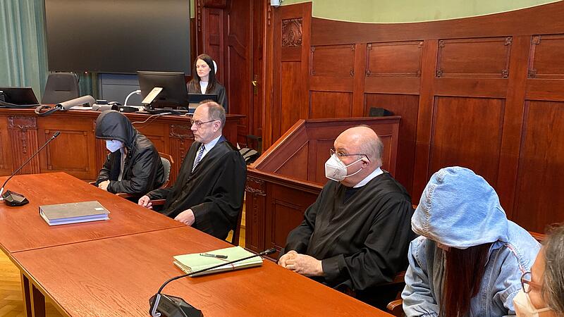 Gemeinsam mit ihren Anwälten warten die Angeklagten am Montagmorgen auf ihr Urteil. Gemeinsam mit ihren Anwälten warten die Angeklagten am Montagmorgen auf ihr Urteil.