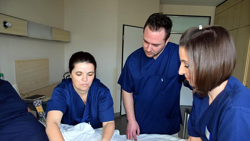 Praxisanleiterin Carolin Römmelt (links) erklärt Tim Ballmann zusammen mit ihrer Kollegin Anja Kuhlmann die speziellen Pflegemaßnahmen nach einer Knie-Operation Praxisanleiterin Carolin Römmelt (links) erklärt Tim Ballmann zusammen mit ihrer Kollegin Anja Kuhlmann die speziellen Pflegemaßnahmen nach einer Knie-Operation