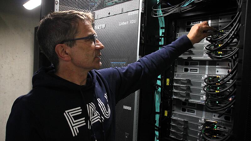 Professor Gerhard Wellein, Leiter des Zentrum f&uuml;r Nationales Hochleistungsrechnen (NHR) der Friedrich-Alexander-Universit&auml;t Erlangen-N&uuml;rnberg zeigt fr&auml;nkischertag.de das Innenleben von Supercomputer Helma.