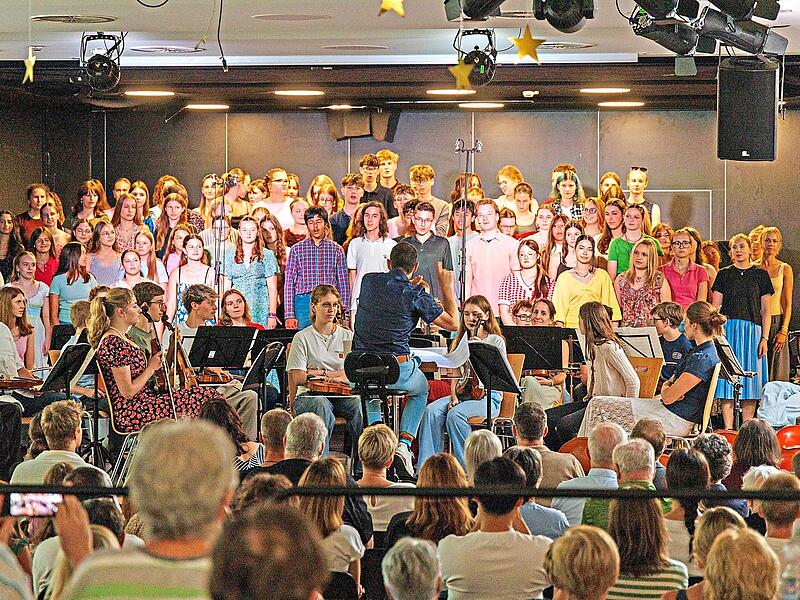 Der Gro&szlig;e Chor wurde abwechselnd vom Orchester und der Bigband begleitet.Frederike Rodewald