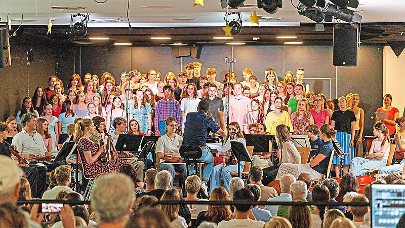 Der Große Chor wurde abwechselnd vom Orchester und der Bigband begleitet.Frederike Rodewald Der Große Chor wurde abwechselnd vom Orchester und der Bigband begleitet.Frederike Rodewald