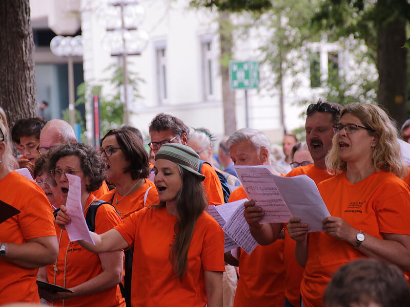 Auch ein Chor war unter den 600 Teilnehmerinnen und Teilnehmern zu finden.