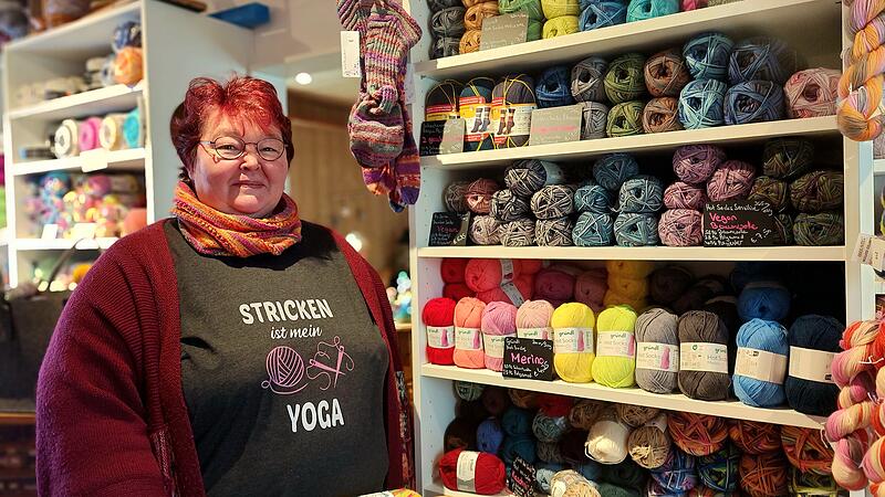 Bei Ulli - Wolle und mehr Stricken ist ihre große Leidenschaft: Ulrike Fischer hat sich ihren großen Traum erfüllt und vor einem Jahr ihren Wollladen eröffnet.