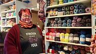 Stricken ist ihre große Leidenschaft: Ulrike Fischer hat sich ihren großen Traum erfüllt und vor einem Jahr ihren Wollladen eröffnet.