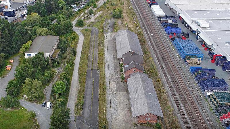Über das Areal, auf dem sich bis 2023 noch die Güterbahnhofsgebäude befunden haben, soll die neue Straße von der Innenstadt heraus in Richtung Lichtenfelser Straße führen.