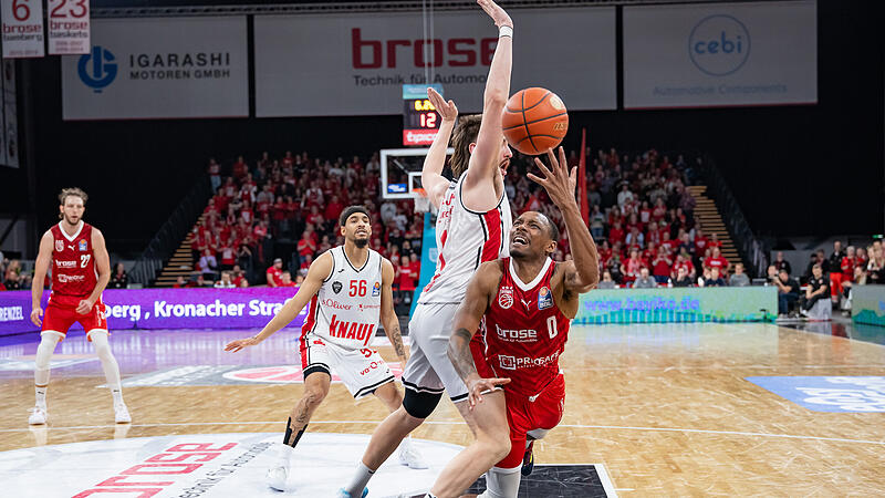 Das fünfte Foul von Zac Seljaas (links). Letztlich aber kein entscheidender Faktor für die Bamberger um Kyle Lofton.