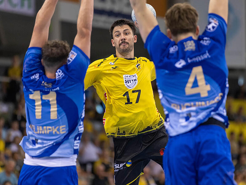 HSC-Akteur Nejc Planinsek sucht gegen zwei Gro&szlig;wallstadter Spieler eine L&uuml;cke.