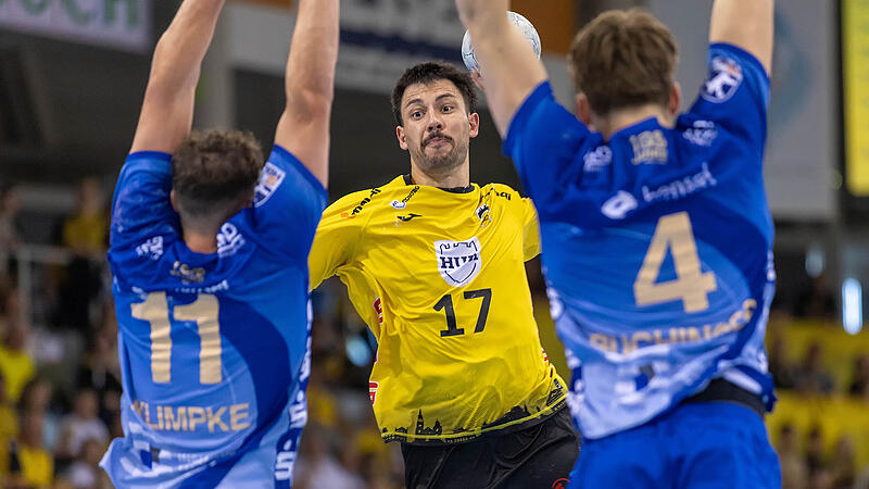 HSC 2000 Coburg - TV Grosswallstadt HSC-Akteur Nejc Planinsek sucht gegen zwei Großwallstadter Spieler eine Lücke.