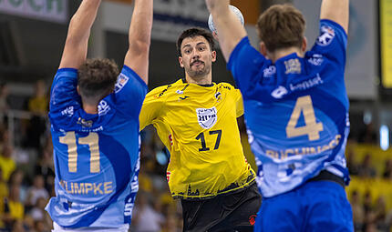 HSC 2000 Coburg - TV Grosswallstadt HSC-Akteur Nejc Planinsek sucht gegen zwei Großwallstadter Spieler eine Lücke.