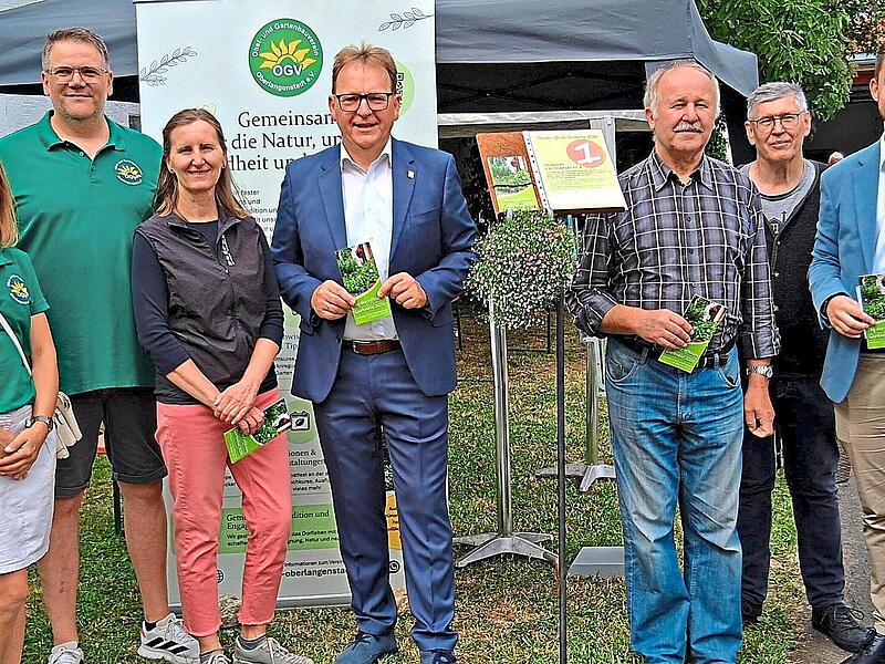 Vorstand und Ehrengäste bei der Eröffnung. Vorstand und Ehrengäste bei der Eröffnung.