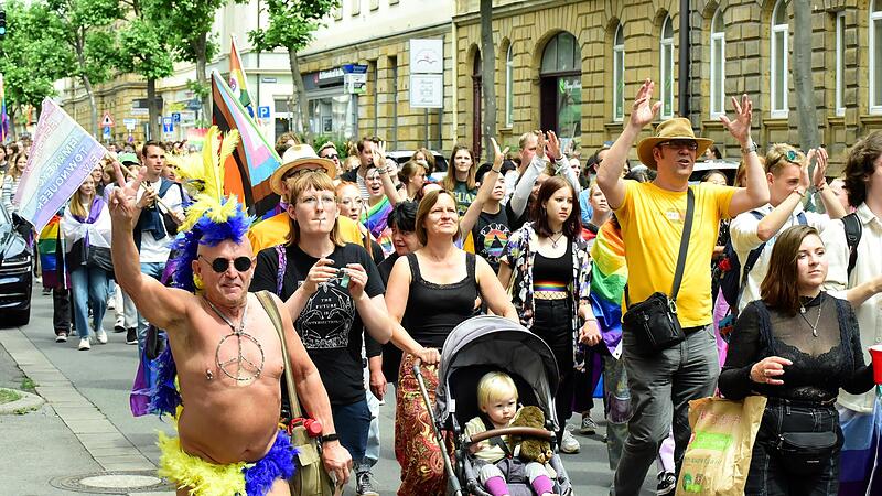 Witzige Outfits waren beim Christopher Street Day (CSD) in Bamberg einige zu sehen. Witzige Outfits waren beim Christopher Street Day (CSD) in Bamberg einige zu sehen.