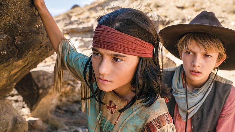 Mika Ullritz (l.) als Winnetou und Milo Haaf als Tom Silver   in   &bdquo;Der junge H&auml;uptling Winnetou&ldquo;