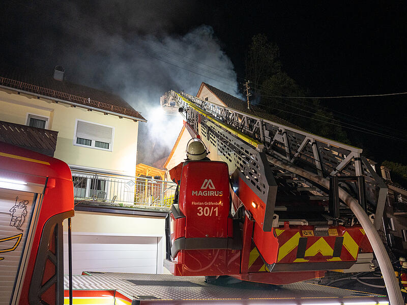 Nächtlicher Einsatz für die Feuerwehr: Scheune steht in VollbrandFeuerwehreinsatz in Egloffstein mit 130 Feuerwehrleuten