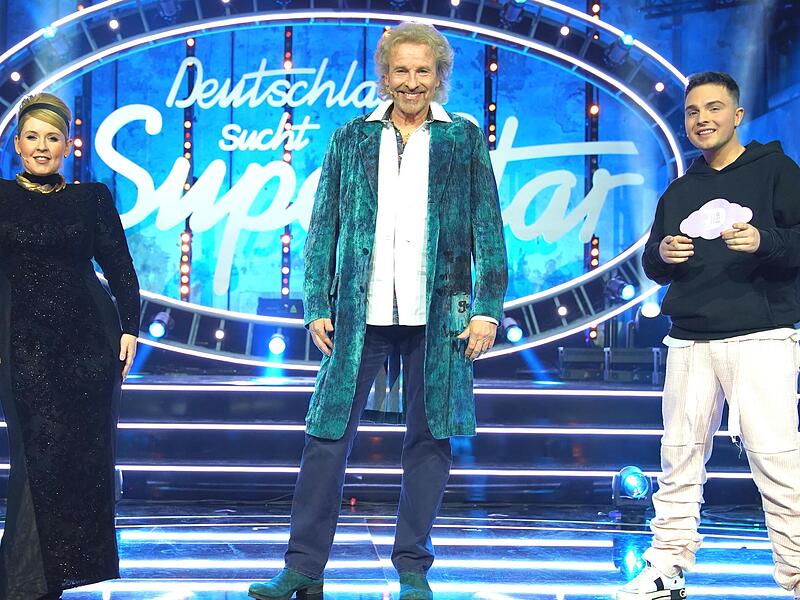 Sängerin Maite Kelly, Moderator Thomas Gottschalk und Sänger Mike Singer stehen vor dem Halbfinale der Castingshow "Deutschland sucht den Superstar" auf der Bühne.2023 - Die Karriere von Thomas Gottschalk in Bildern