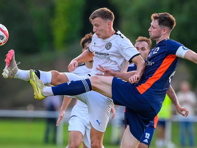 Kevin Rockwell (links) und der FC Herzogenaurach warten weiter auf den ersten Landesliga-Sieg. Sportfoto Zink