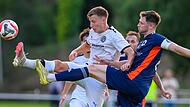 Kevin Rockwell (links) und der FC Herzogenaurach warten weiter auf den ersten Landesliga-Sieg. Sportfoto Zink