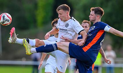 Kevin Rockwell (links) und der FC Herzogenaurach warten weiter auf den ersten Landesliga-Sieg. Sportfoto Zink