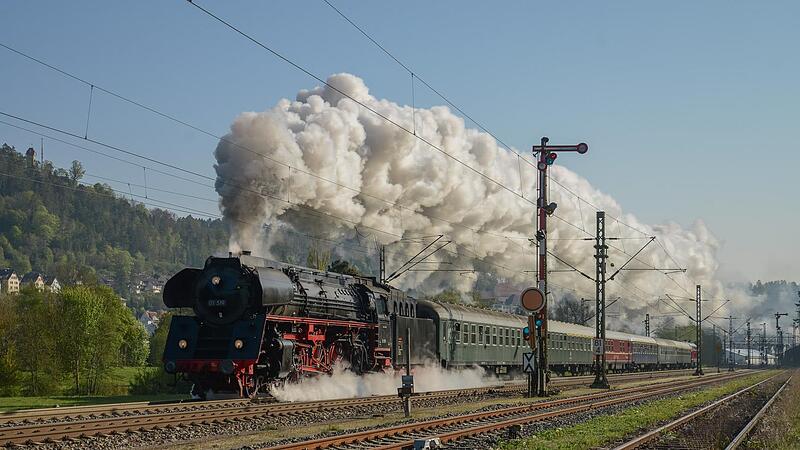 Der Dampfzug der Eisenbahnfreunde Zollernbahn kommt nach Neuenmarkt. Der Dampfzug der Eisenbahnfreunde Zollernbahn kommt nach Neuenmarkt.