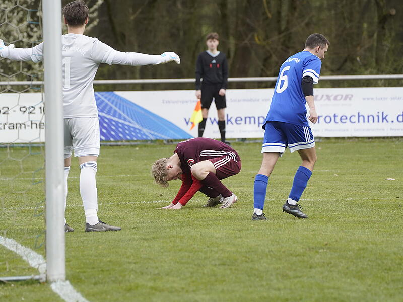 Es sollte nicht sein für den VfB Einberg (rote Trikots) mit einem Sieg in Großgarnstadt. Es sollte nicht sein für den VfB Einberg (rote Trikots) mit einem Sieg in Großgarnstadt.