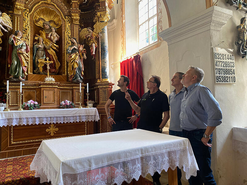 Florian Hötzelein vom Berg-Gasthof Hötzelein, Georg Hötzelein, Bernhard Harrer aus Regensberg und Kunreuths Bürgermeister Edwin Rank (von links) begutachten die Schäden in der Kirche St. Margareta in Regensberg.Forchheim & Fränkische Schweiz Florian Hötzelein vom Berg-Gasthof Hötzelein, Georg Hötzelein, Bernhard Harrer aus Regensberg und Kunreuths Bürgermeister Edwin Rank begutachten die Schäden in der Kirche St. Margareta in Regensberg.