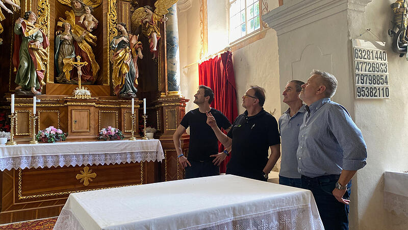 Florian H&ouml;tzelein vom Berg-Gasthof H&ouml;tzelein, Georg H&ouml;tzelein, Bernhard Harrer aus Regensberg und Kunreuths B&uuml;rgermeister Edwin Rank begutachten die Sch&auml;den in der Kirche St. Margareta in Regensberg.