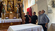 Florian H&ouml;tzelein vom Berg-Gasthof H&ouml;tzelein, Georg H&ouml;tzelein, Bernhard Harrer aus Regensberg und Kunreuths B&uuml;rgermeister Edwin Rank begutachten die Sch&auml;den in der Kirche St. Margareta in Regensberg.