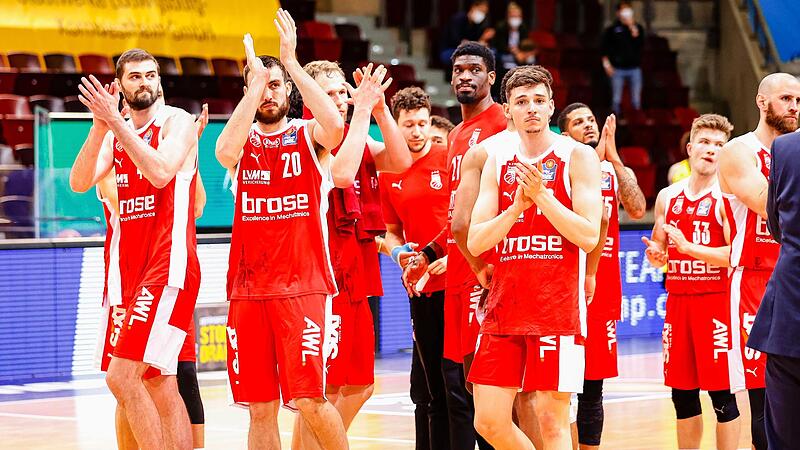 Enttäuschte Bamberger stehen nach dem Viertelfinal-Aus auf dem Parket der Ludwigsburger MHP-Arena.