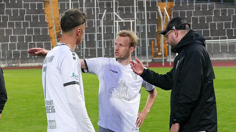 Jan Gernlein lobte die Variabilität, Marc Reischmann (Mitte) den Kampfgeist. Der FC Eintracht punktet in Augsburg dreifach.