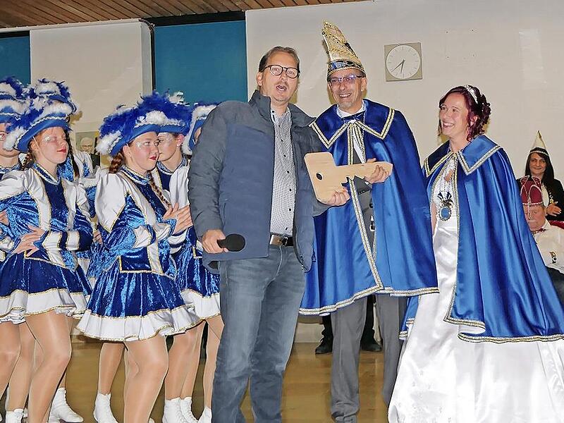 Bürgermeister Wolfram Thein übergab angesichts der närrischen Übermacht den Rathausschlüssel an das Prinzenpaar Simone I. und Alexander II.