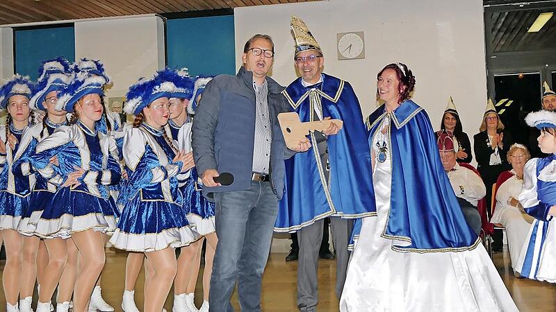 Bürgermeister Wolfram Thein übergab angesichts der närrischen Übermacht den Rathausschlüssel an das Prinzenpaar Simone I. und Alexander II. Bürgermeister Wolfram Thein übergab angesichts der närrischen Übermacht den Rathausschlüssel an das Prinzenpaar Simone I. und Alexander II.