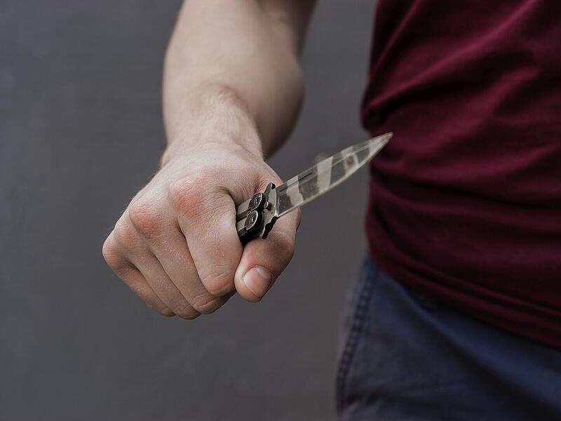 Mann &auml;uft mit Messer und Holzlatte randalierend durch Neustadt bei Coburg