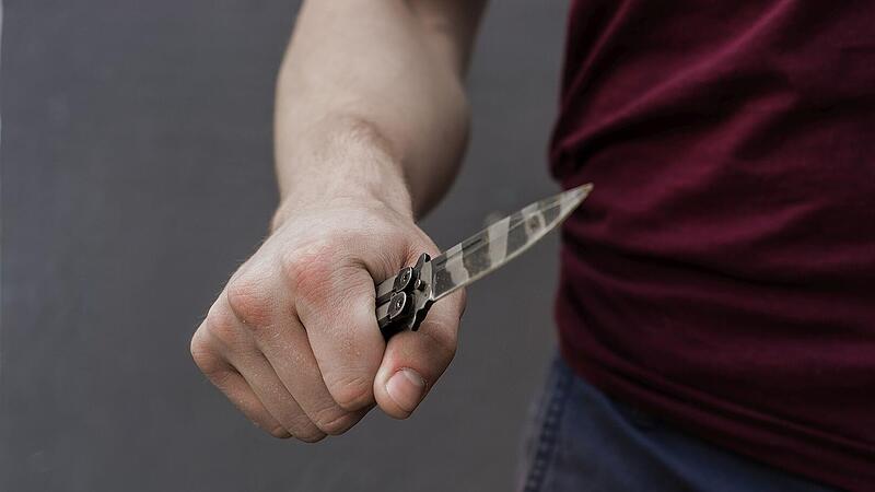 Mann äuft mit Messer und Holzlatte randalierend durch Neustadt bei Coburg Mann äuft mit Messer und Holzlatte randalierend durch Neustadt bei Coburg