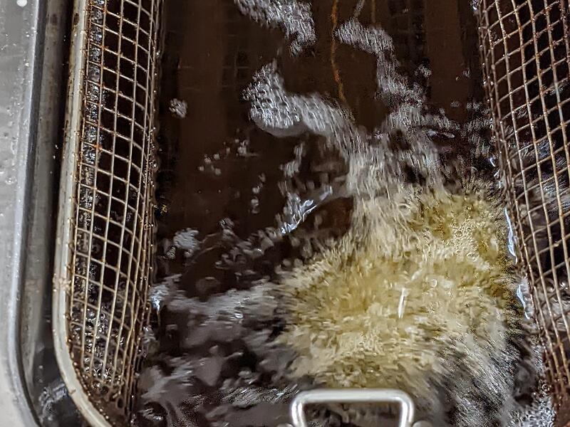 Die Kichererbsenkroketten kommen in die Fritteuse.