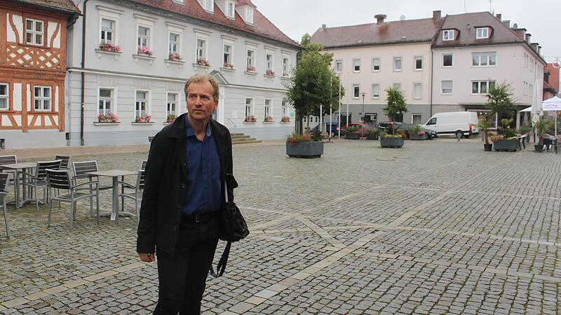 Der Stadtplatz in H&ouml;chstadt ist f&uuml;r den Gr&uuml;nen Peter Winkler ein Beispiel, wie es nicht geht.