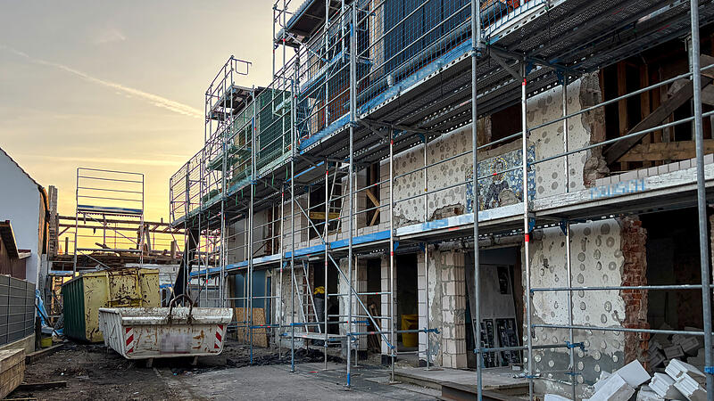 So sieht die Baustelle in Willersdorf im M&auml;rz 2025 aus. Vor dem Haus steht mindestens schon das dritte Ger&uuml;st seit 2016.