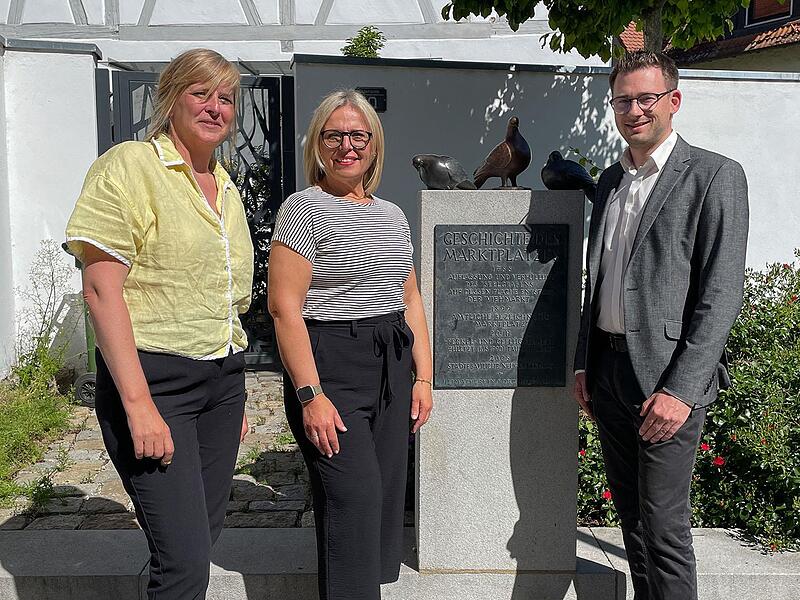 Der Heimatverein hat die beiden Bronzetauben offiziell an Oberb&uuml;rgermeisterin Martina Hebendanz (M.) &uuml;bergeben, die sich beim Vorsitzenden des Heimatvereins, Nico Cieslar, bedankte. Mit dabei: Heike Brinke vom Bauunterhalt.