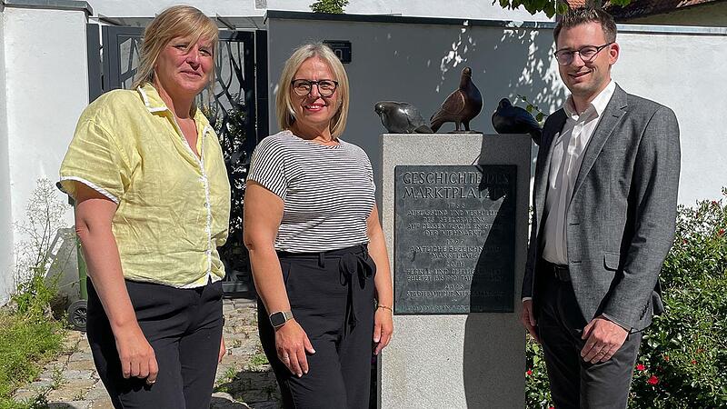 Der Heimatverein hat die beiden Bronzetauben offiziell an Oberbürgermeisterin Martina Hebendanz (M.) übergeben, die sich beim Vorsitzenden des Heimatvereins, Nico Cieslar, bedankte. Mit dabei: Heike Brinke vom Bauunterhalt. Der Heimatverein hat die beiden Bronzetauben offiziell an Oberbürgermeisterin Martina Hebendanz (M.) übergeben, die sich beim Vorsitzenden des Heimatvereins, Nico Cieslar, bedankte. Mit dabei: Heike Brinke vom Bauunterhalt.