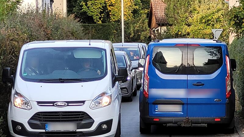 Es muss nicht einmal ein gro&szlig;er Lastwagen entgegenkommen &ndash; auch so staut es sich in D&ouml;llnitz immer wieder.