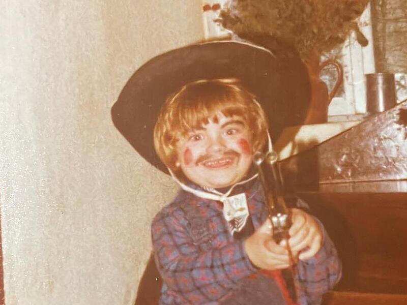 Wer ist der kleine Cowboy mit den roten Fransen an der Hose?