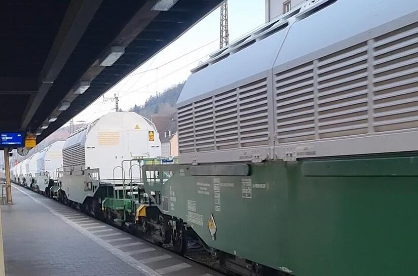 Gegen 7.30 Uhr am Donnerstagmorgen fuhr der Castor-Transport durch den Gemündener Bahnhof.