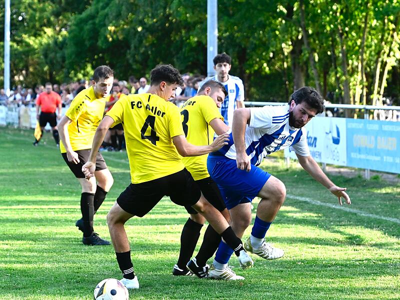 Viele intensive Zweik&auml;mpfe (hier eine Szene aus dem Hinspiel) gab es am Sonntag im Derby zwischen dem FC Adler Weidhausen (gelbe Trikots) und dem TSV Gestungshausen.