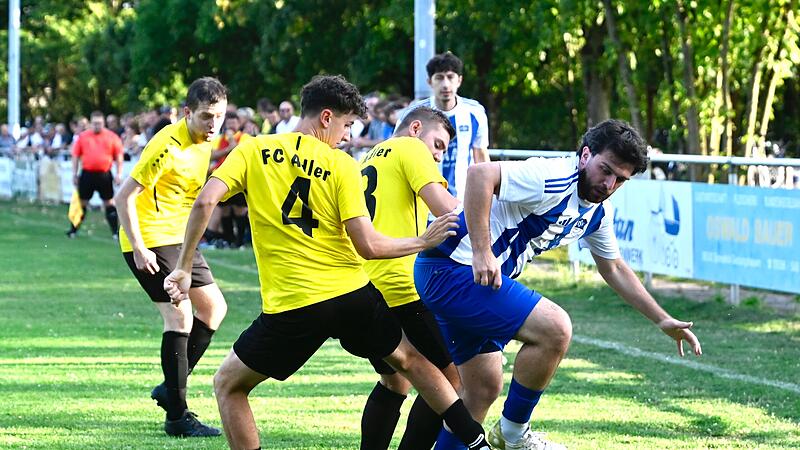 Viele intensive Zweik&auml;mpfe (hier eine Szene aus dem Hinspiel) gab es am Sonntag im Derby zwischen dem FC Adler Weidhausen (gelbe Trikots) und dem TSV Gestungshausen.