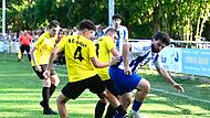 Viele intensive Zweik&auml;mpfe (hier eine Szene aus dem Hinspiel) gab es am Sonntag im Derby zwischen dem FC Adler Weidhausen (gelbe Trikots) und dem TSV Gestungshausen.