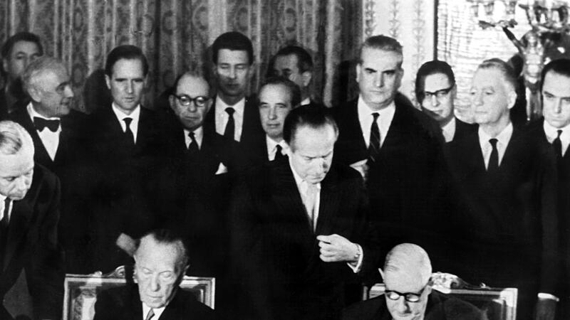 Der franz&ouml;sische Staatspr&auml;sident Charles de Gaulle (rechts) und der deutsche Bundeskanzler Konrad Adenauer unterzeichnen am 22.1.1963 im Pariser Elysee-Palast den deutsch-franz&ouml;sischen Freundschaftsvertrag.