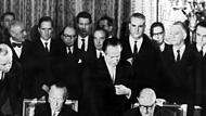 Der französische Staatspräsident Charles de Gaulle (rechts) und der deutsche Bundeskanzler Konrad Adenauer unterzeichnen am 22.1.1963 im Pariser Elysee-Palast den deutsch-französischen Freundschaftsvertrag.