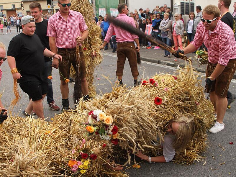 Mit der Tradition des „Strohbärentanzes“ genießt Kirchaich im weiten Umkreis ein Alleinstellungsmerkmal, und hier sieht man, wie die jungen Burschen ihr Unwesen treiben.