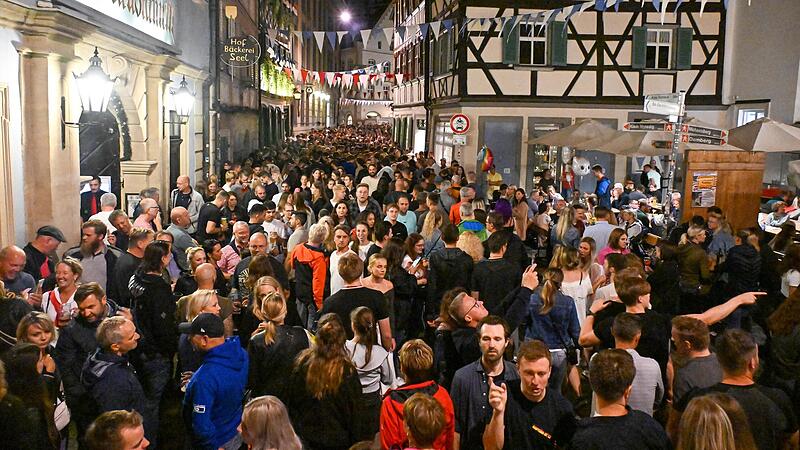 Bis Montag, 28. August, findet die Bamberger Sandkerwa 2023 statt. Am Samstagabend str&ouml;mten die Besucher in das Sandgebiet.