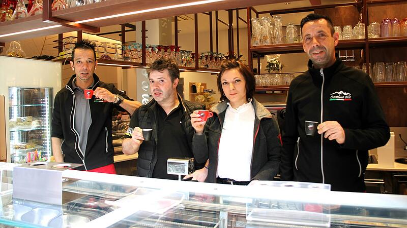 Auch f&uuml;rs Teams ist fast alles neu: Zeit f&uuml;r einen Espresso am Er&ouml;ffnungstag nahmen sich Luis Darez, Pedro Martins da Silva, seine Frau Mariola und Pedro Leithao kurz f&uuml;rs Pressebild &ndash; dann ging es wieder an die Arbeit.