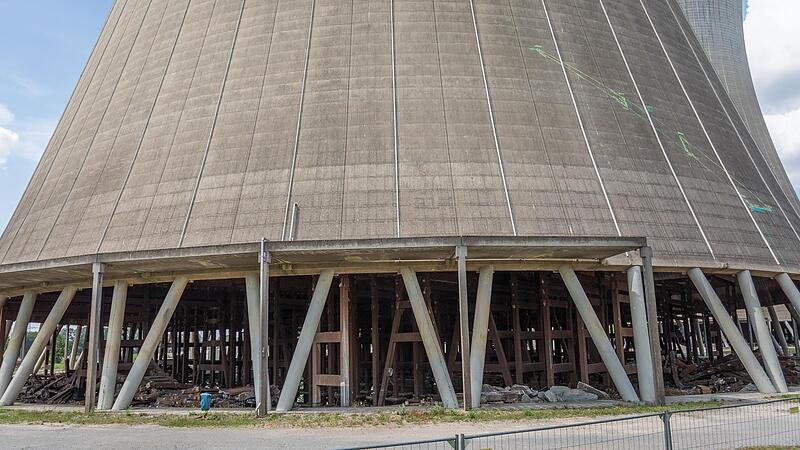 Ihre Tage sind gezählt: Mit einer Sprengung am 16. August sollen die Mauern der Kühltürme des ehemaligen AKW Grafenrheinfeld (Lkr. Schweinfurt) in sich zusammenfallen. Nach exakten Berechnungen werden außen die Markierungen (rechts) für die Positi...