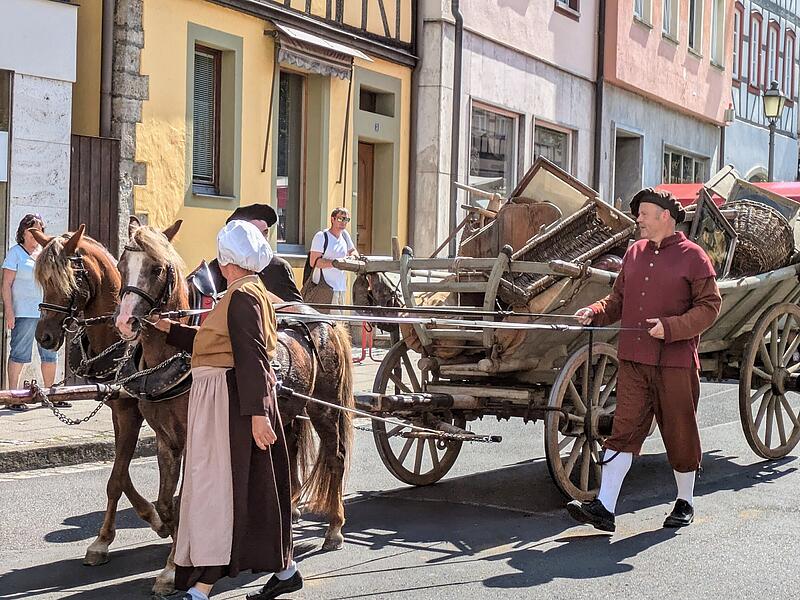 Bunte Eindr&uuml;cke vom Stra&szlig;enumzug der M&uuml;nnerst&auml;dter Heimatspiel-Teilnehmer.